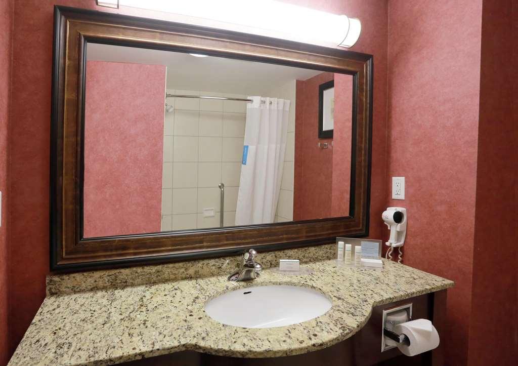 Hampton Inn & Suites Laval Room photo