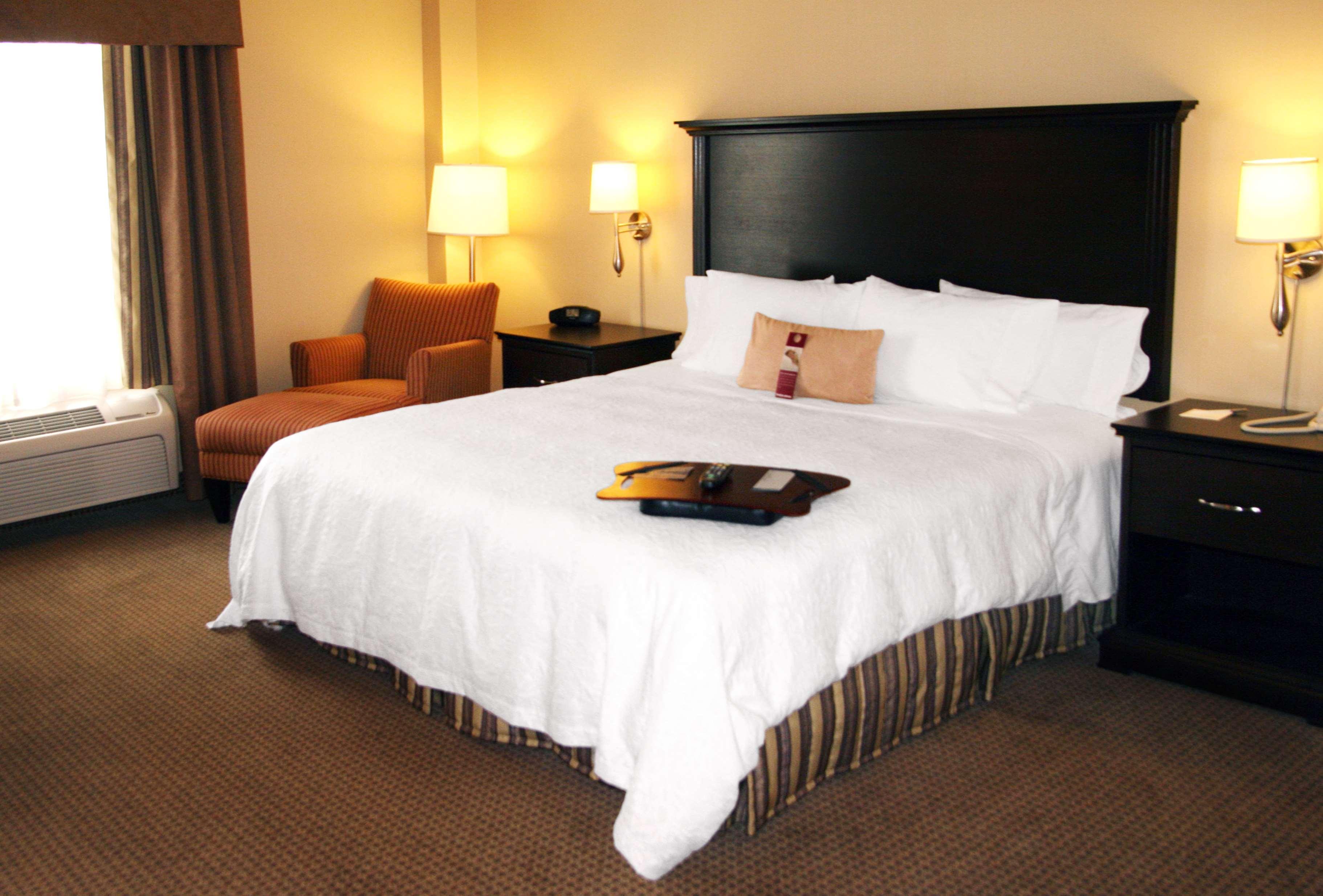 Hampton Inn & Suites Laval Room photo
