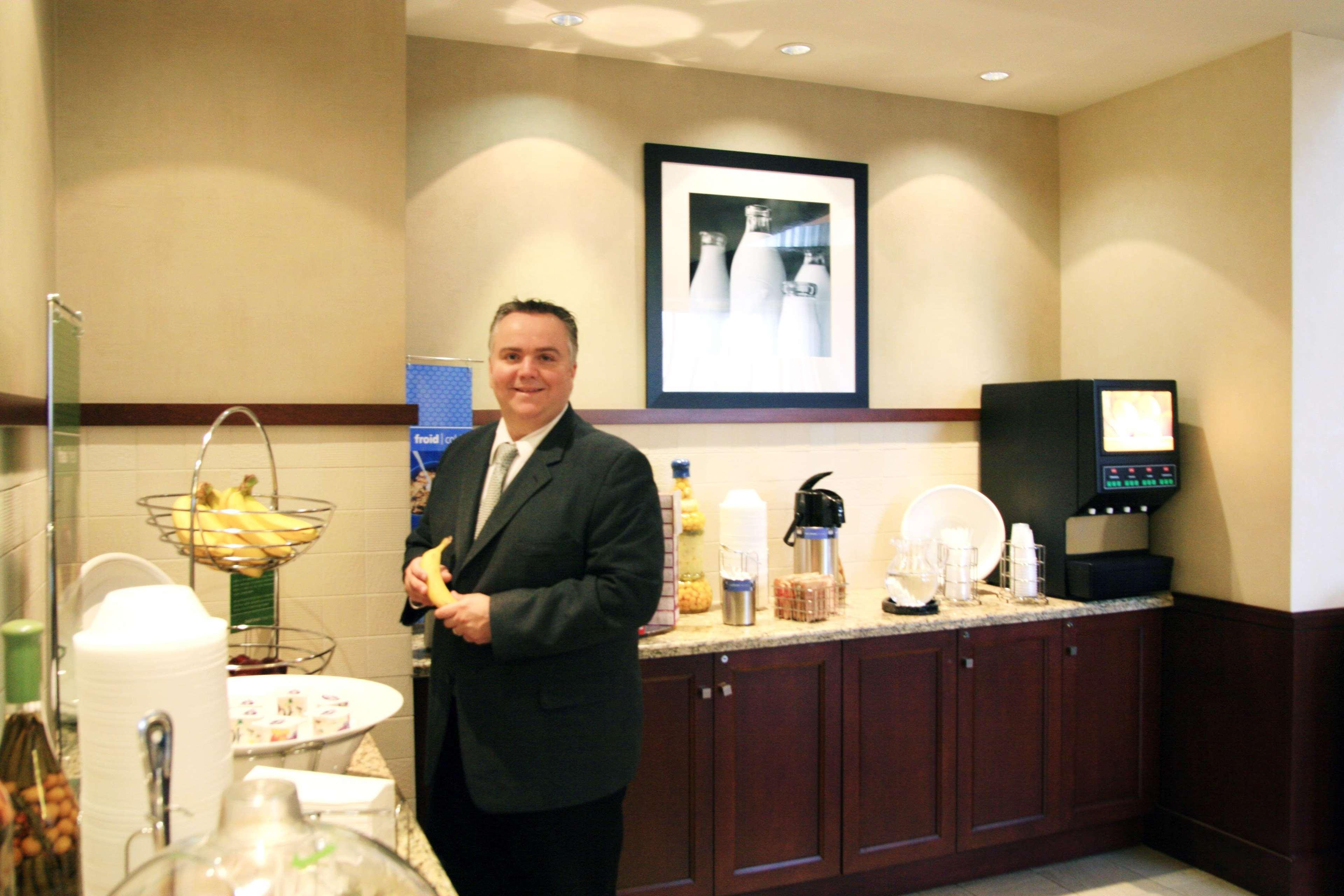 Hampton Inn & Suites Laval Restaurant photo