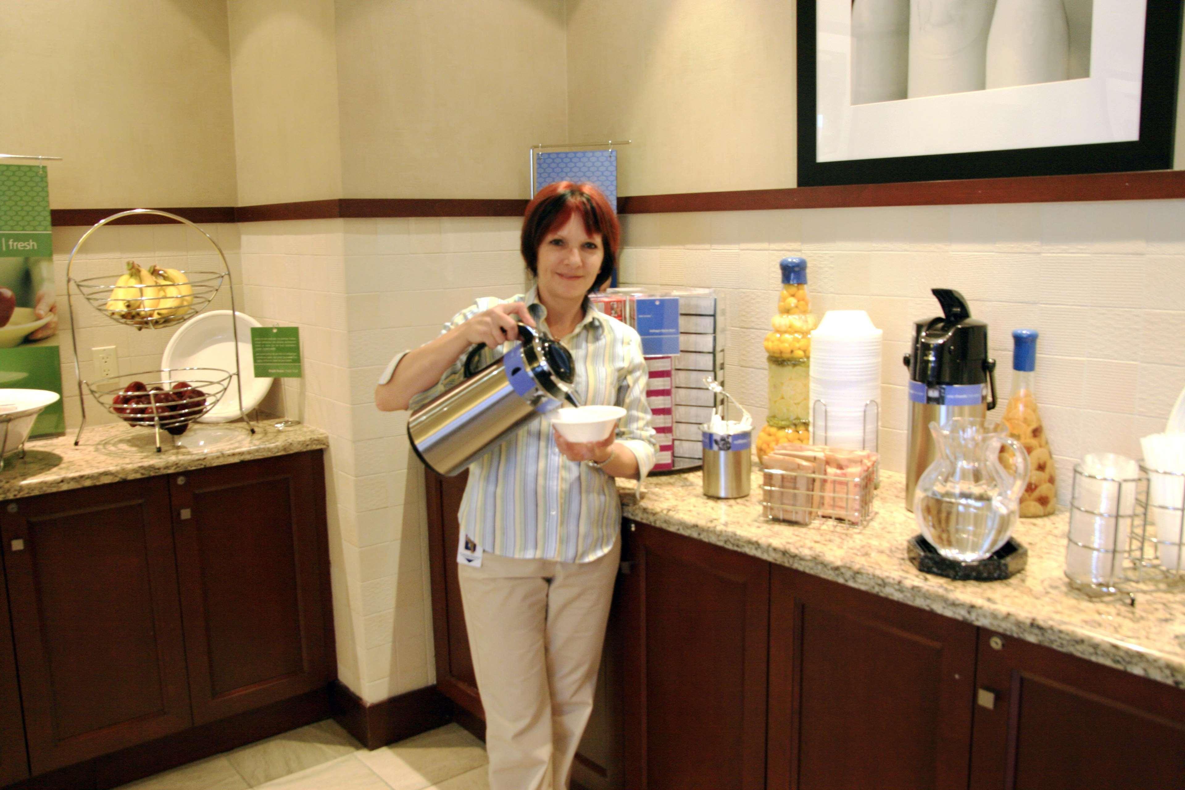 Hampton Inn & Suites Laval Restaurant photo