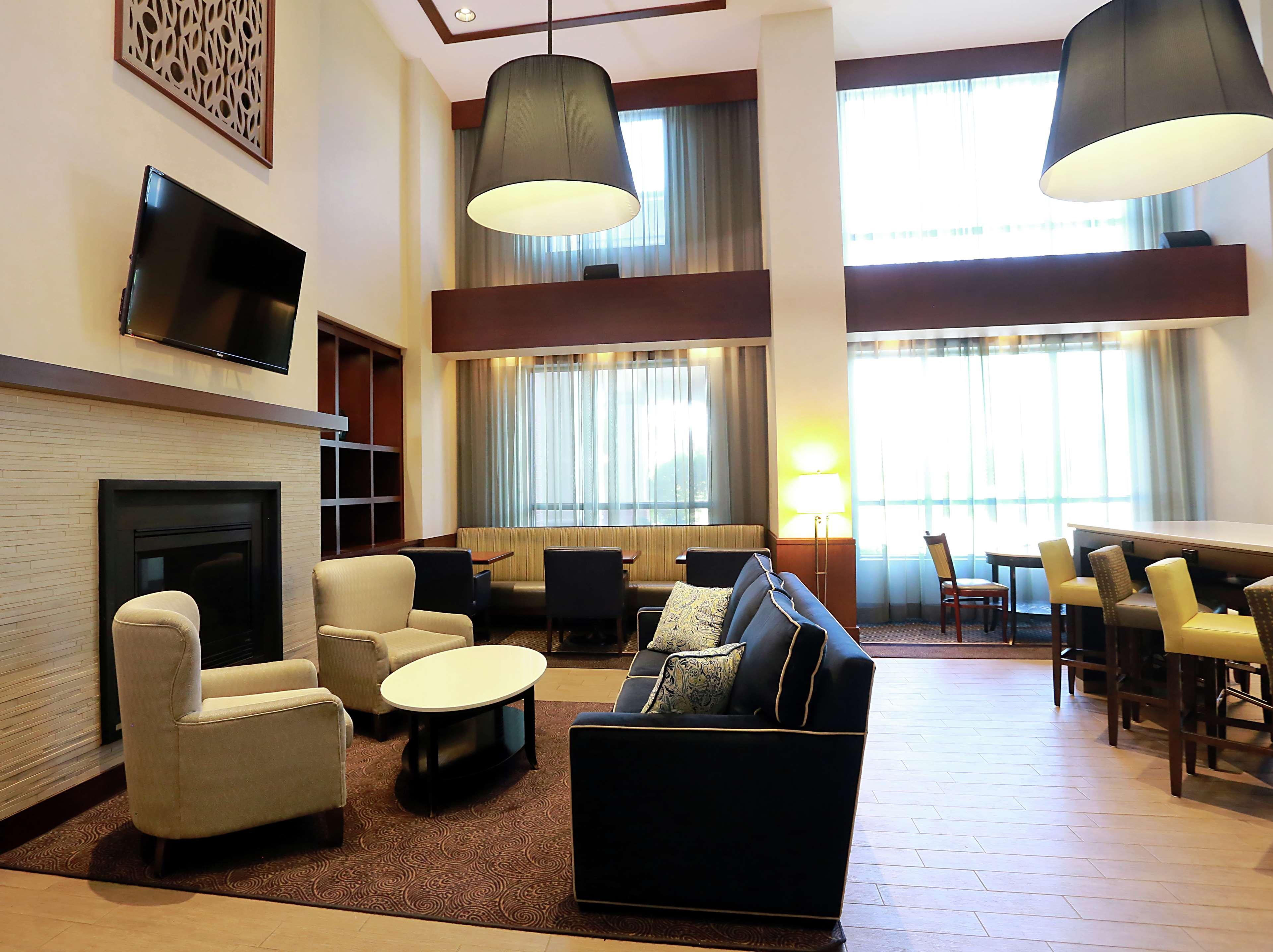 Hampton Inn & Suites Laval Exterior photo