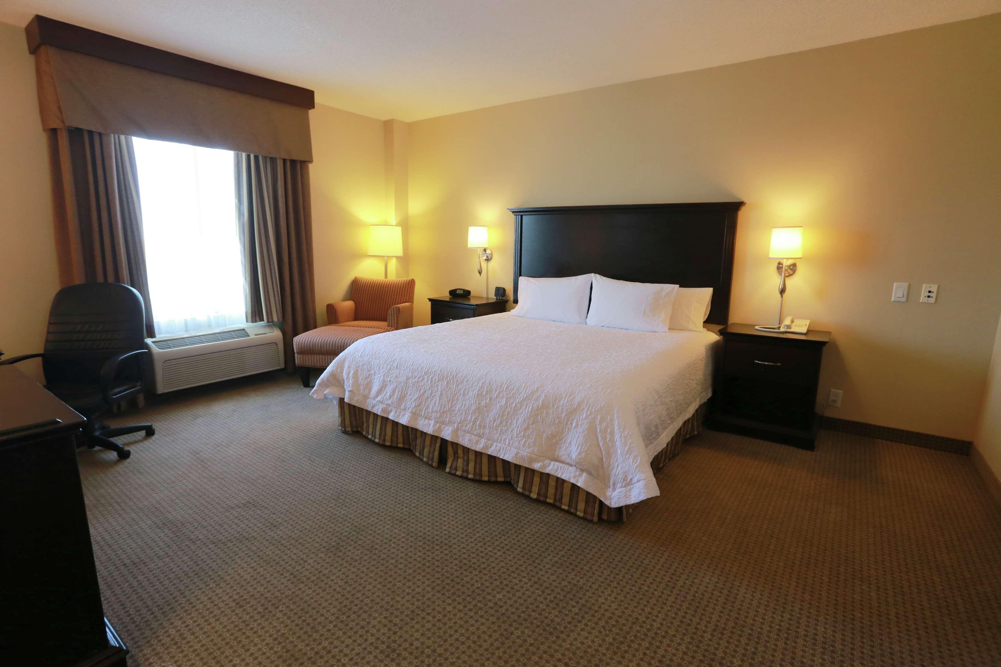 Hampton Inn & Suites Laval Exterior photo
