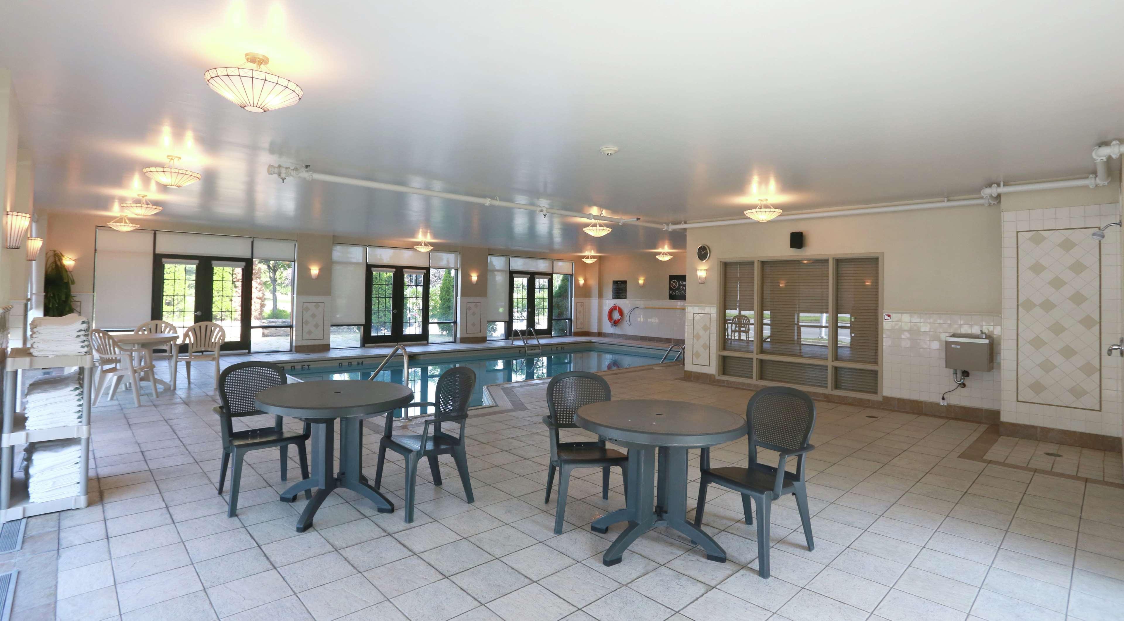 Hampton Inn & Suites Laval Exterior photo