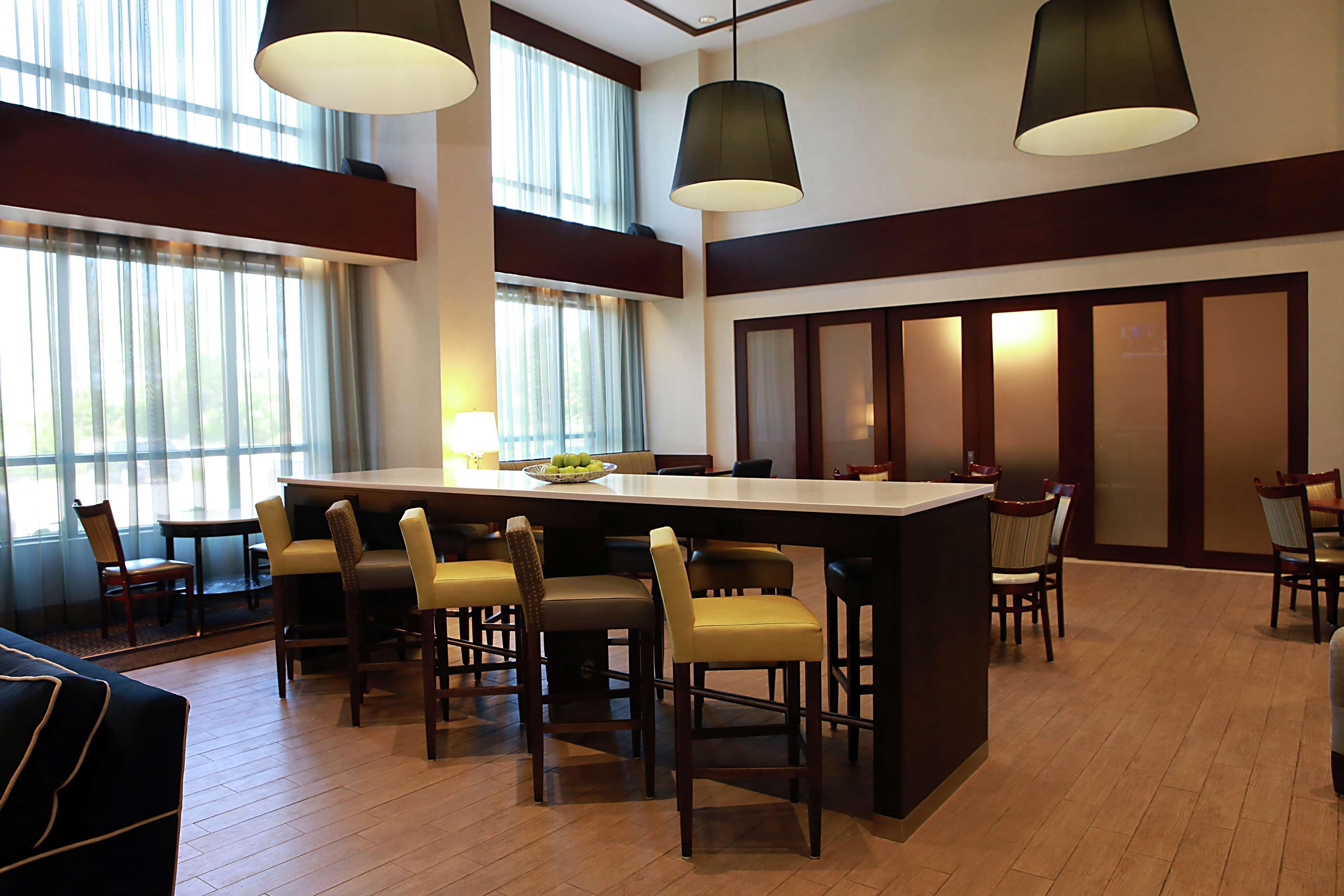 Hampton Inn & Suites Laval Exterior photo