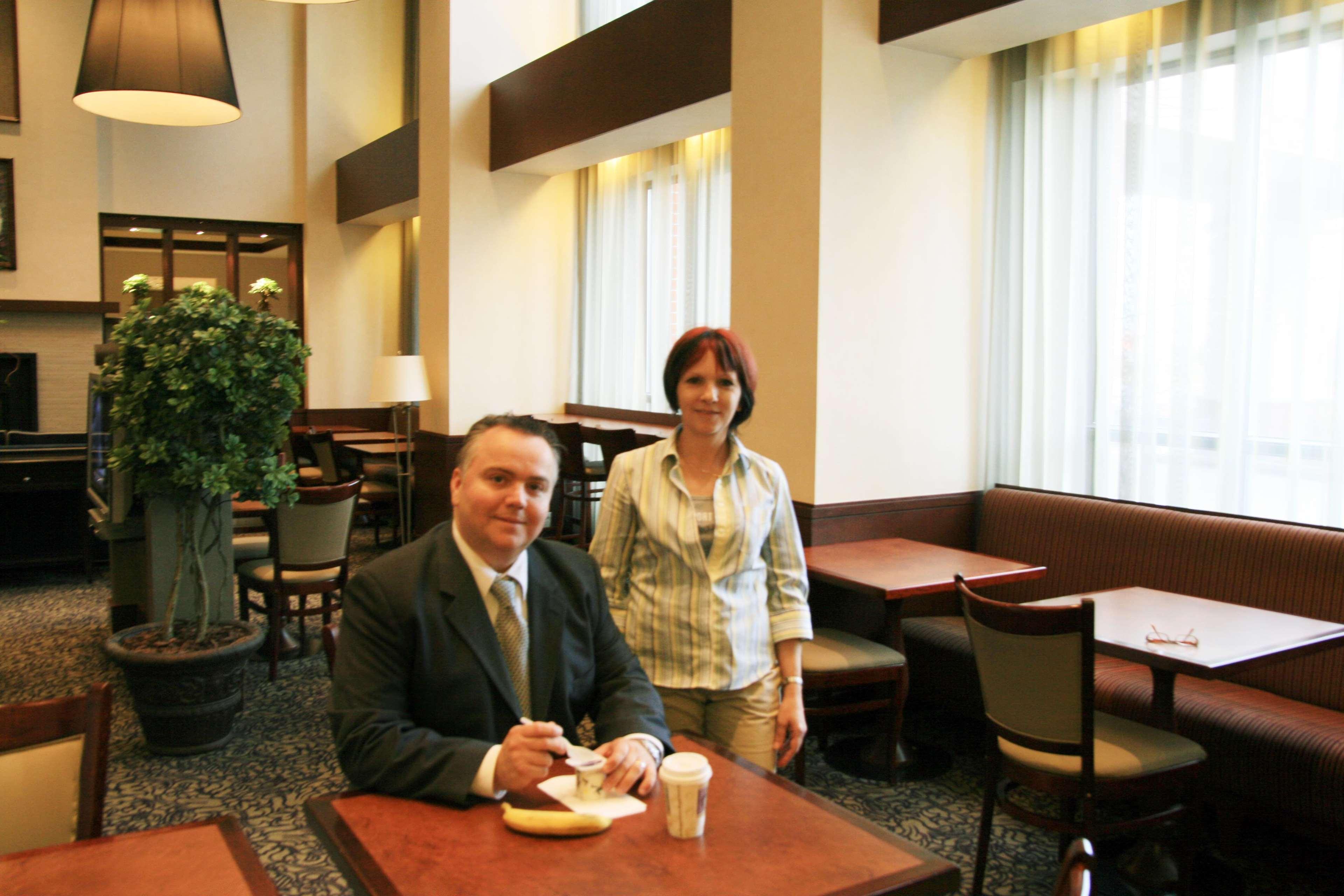 Hampton Inn & Suites Laval Restaurant photo