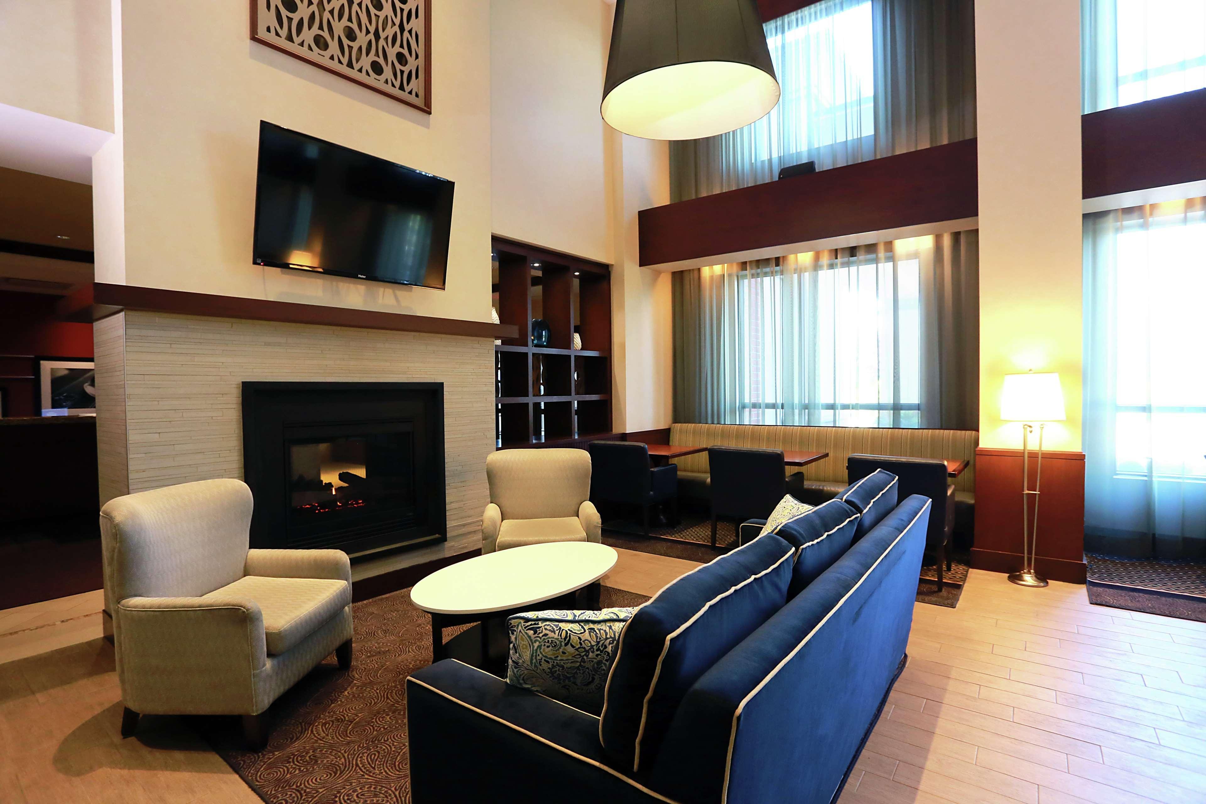 Hampton Inn & Suites Laval Exterior photo