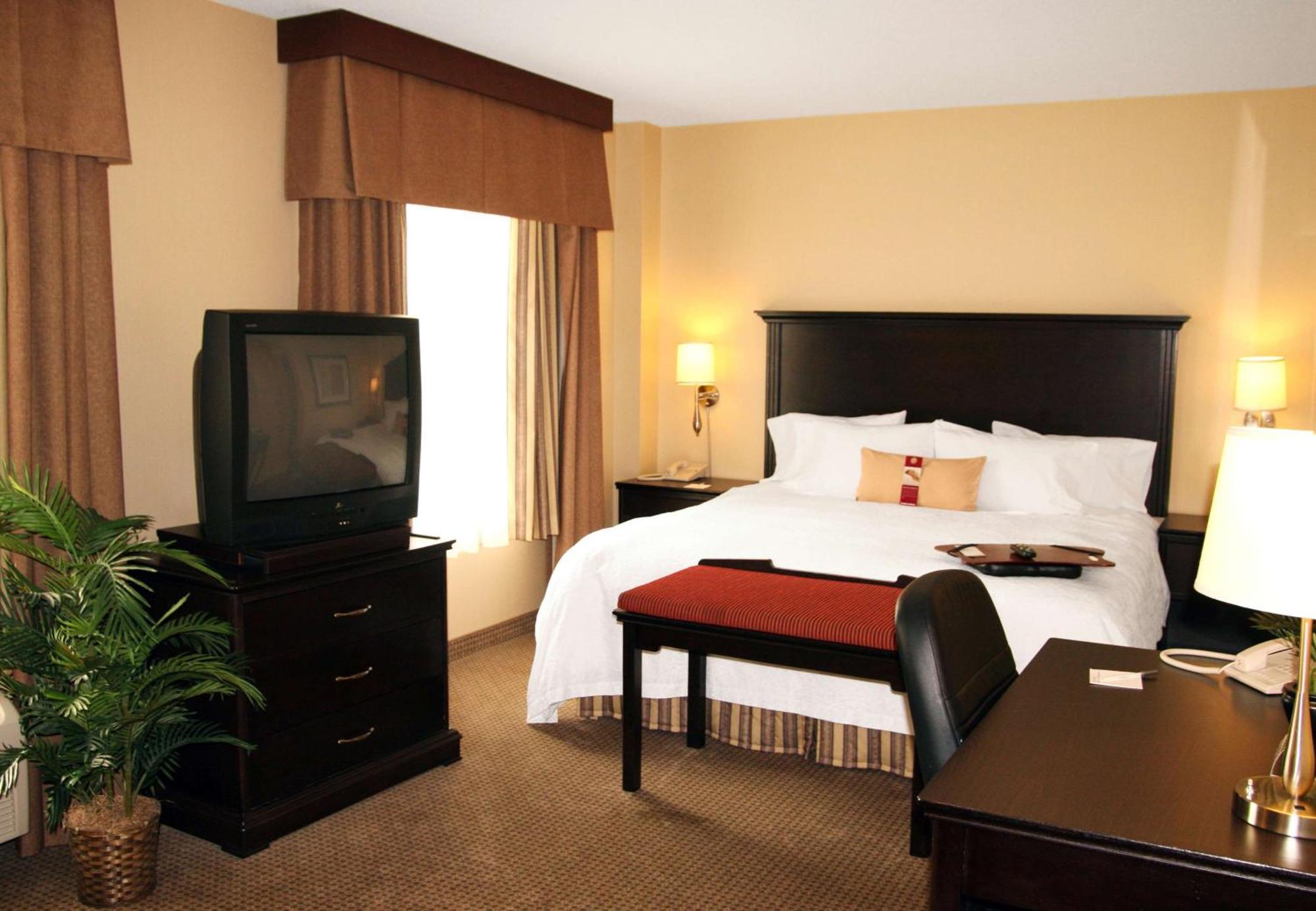 Hampton Inn & Suites Laval Exterior photo