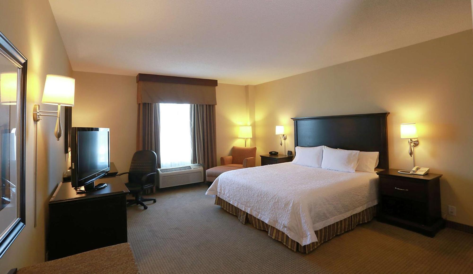 Hampton Inn & Suites Laval Exterior photo