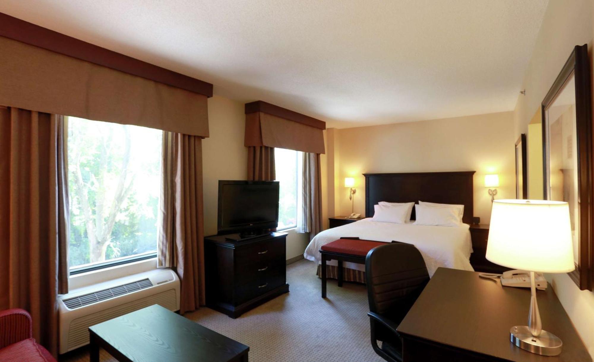 Hampton Inn & Suites Laval Exterior photo