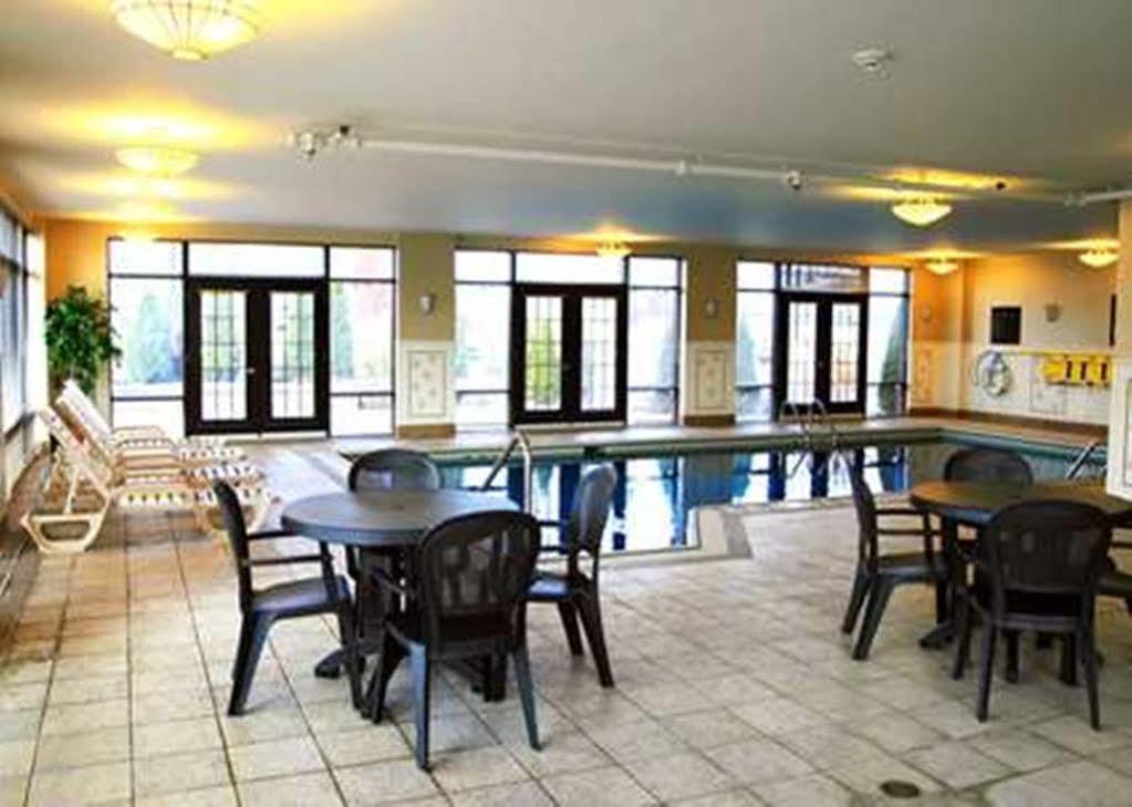 Hampton Inn & Suites Laval Exterior photo