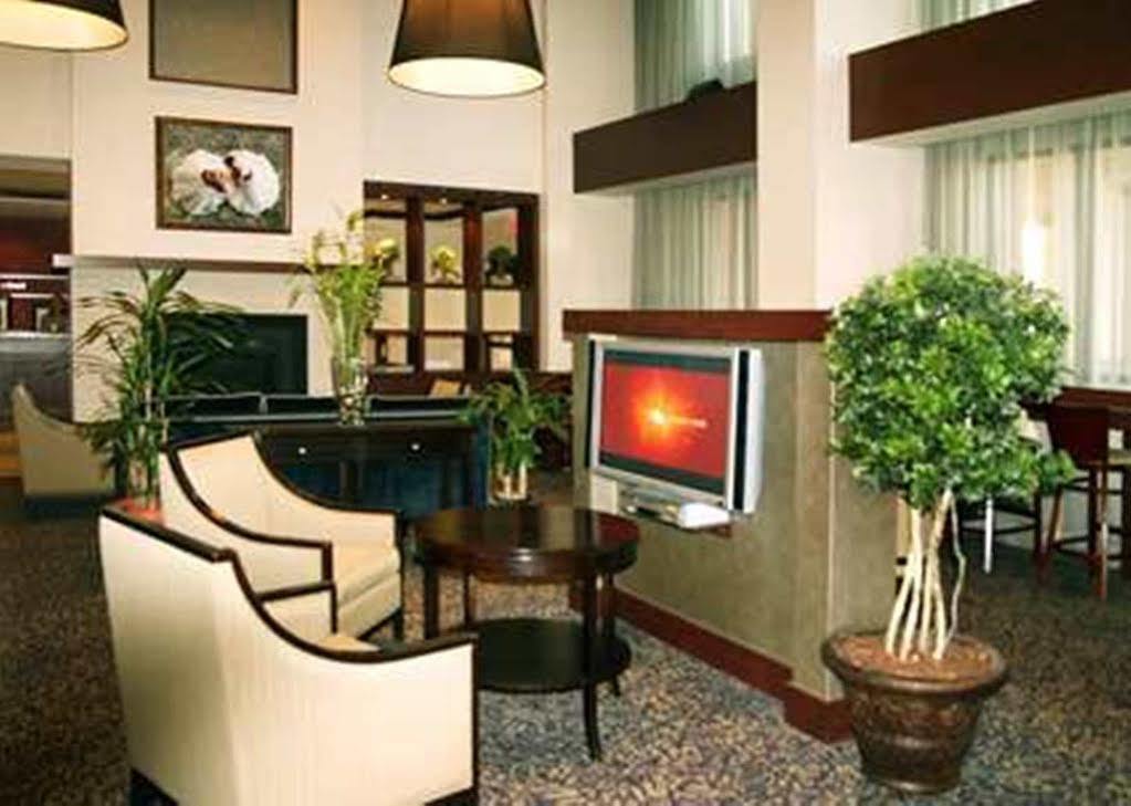 Hampton Inn & Suites Laval Exterior photo